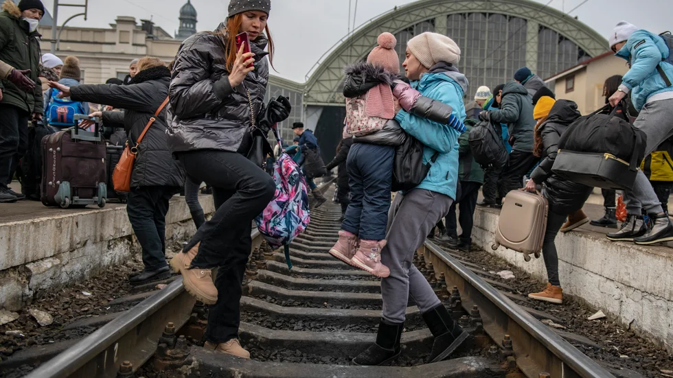 Människor på tågstationen i Lviv, på flykt undan kriget. Debattören lyfter situationen för de som inte har möjlighet att sätta sig i säkerhet. "Vi vet sedan tidigare att personer med funktionsnedsättning löper större risk att skadas eller dö i väpnade konflikter – dödligheten är fyra gånger högre än för dem utan funktionsnedsättning", skriver Jesper Hansén, organisationen MyRight.