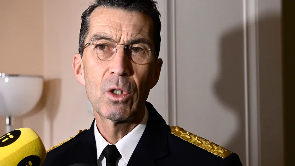 Överbefälhavare Micael Bydén svarar på frågor efter ett möte med försvars- och utrikesutskottet