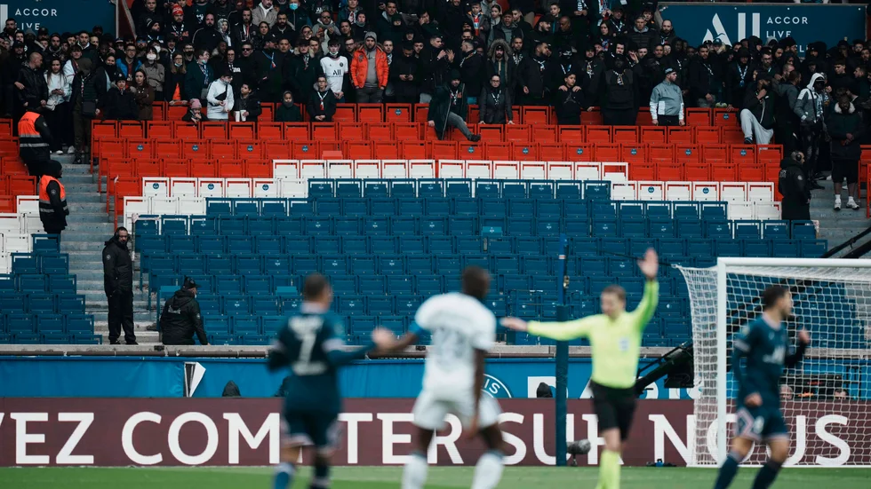 En del av en läktarsektion lämnades tom av PSG-supportrar i hemmamatchen mot Bordeaux som en protest över att laget tidigare i veckan åkte ur Champions League.