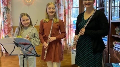 Hilja Kommes, Lydia Thiget och Marika Solgevik Svala från kommunala musikskolan underhöll med musik.