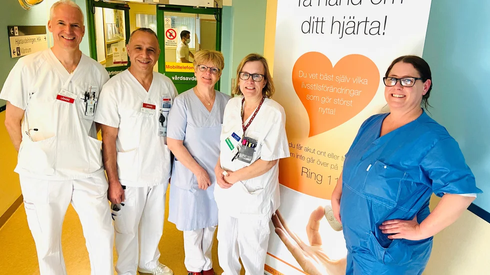 I Sörmland står hjärtteamen redo att göra allt för att du ska överleva en hjärtinfarkt. På Mälarsjukhuset jobbar bland andra överläkarna Stefan Pettersson och Mohamed Alharis Radawe, undersköterskan Gunilla Karlsson, vårdenhetschef Kerstin Giocondi och sjuksköterskan Jessica Kvarmo. 