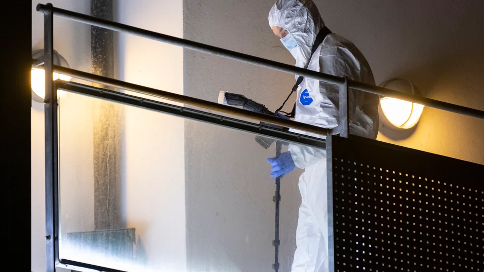 Polisens kriminaltekniker arbetar vid det flerfamiljshus i centrala Helsingborg där en kvinna hittats död i tisdags kväll. En annan kvinna har i dag häktats misstänkt för mord.