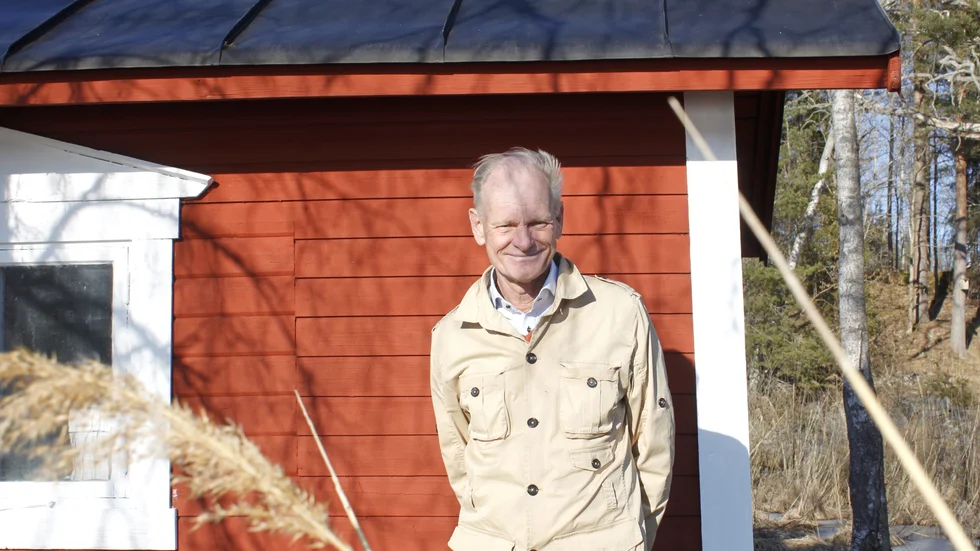 Kontrasterna mellan idyllen vid Nils och Marita Bildts nya fastighet på landet och kriget som upptar hans tankar är stor. Han arbetar inom försvaret och ideellt med olika hjälpinsatser. "Det är en stor tragedi", säger han.