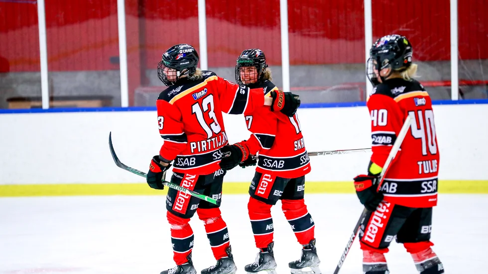 Sofia Skriver kramas om av Jenna Pirttijärvi efter målet. 