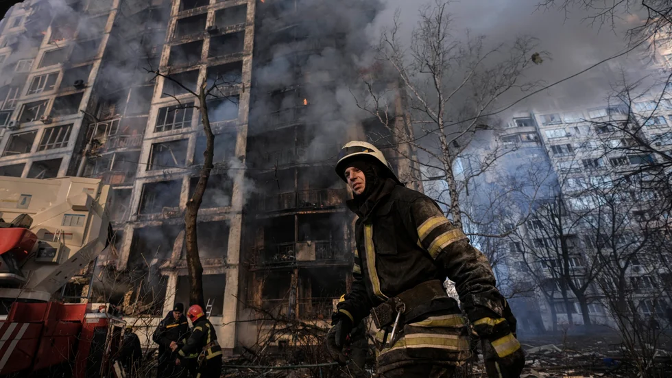 Räddningspersonal på plats efter det att ett bostadshus i Kiev bombats. Bilden är tagen den 15 mars.
