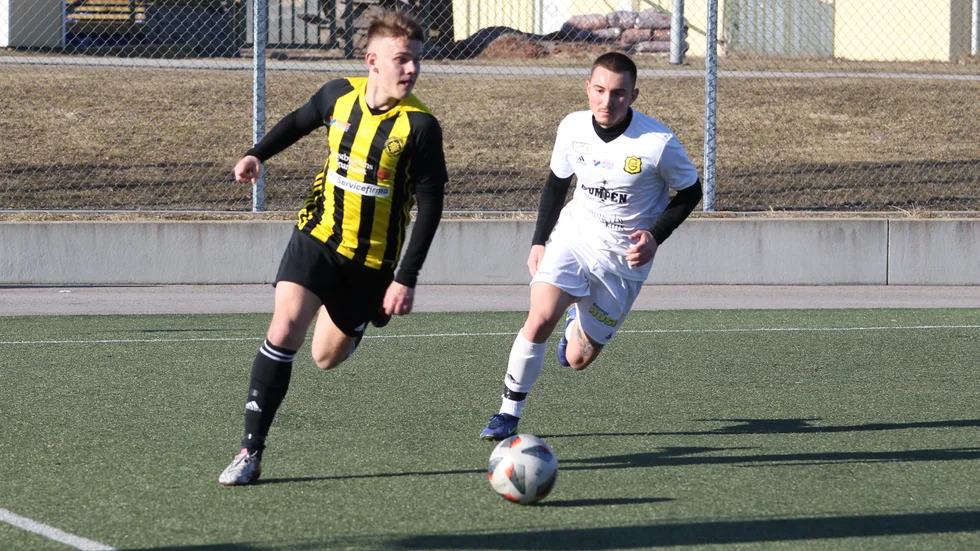 Melvin Svensson är ett av Hjorted/Totebos tyngre nyförvärv, men nu har han drabbats av en knäskada.