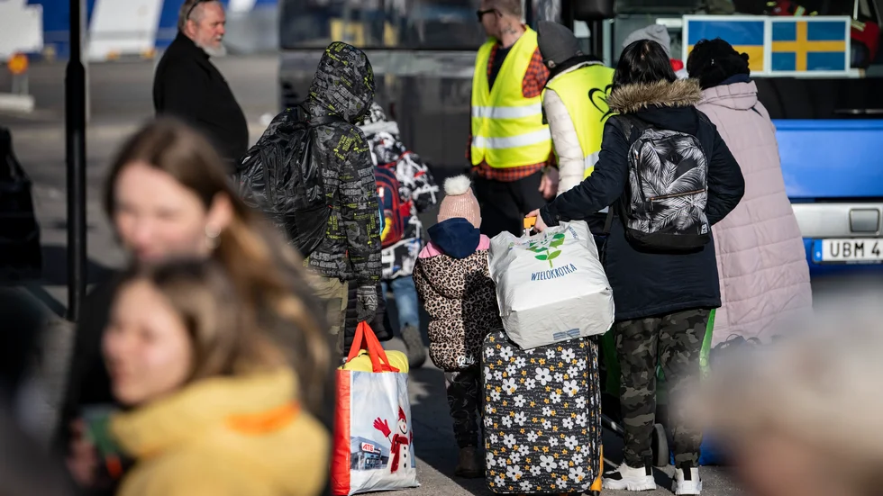 Ukrainska flyktingar på väg mot väntande bussar efter ankomst till hamnen i Karlskrona för drygt en vecka sedan. Arkivbild.