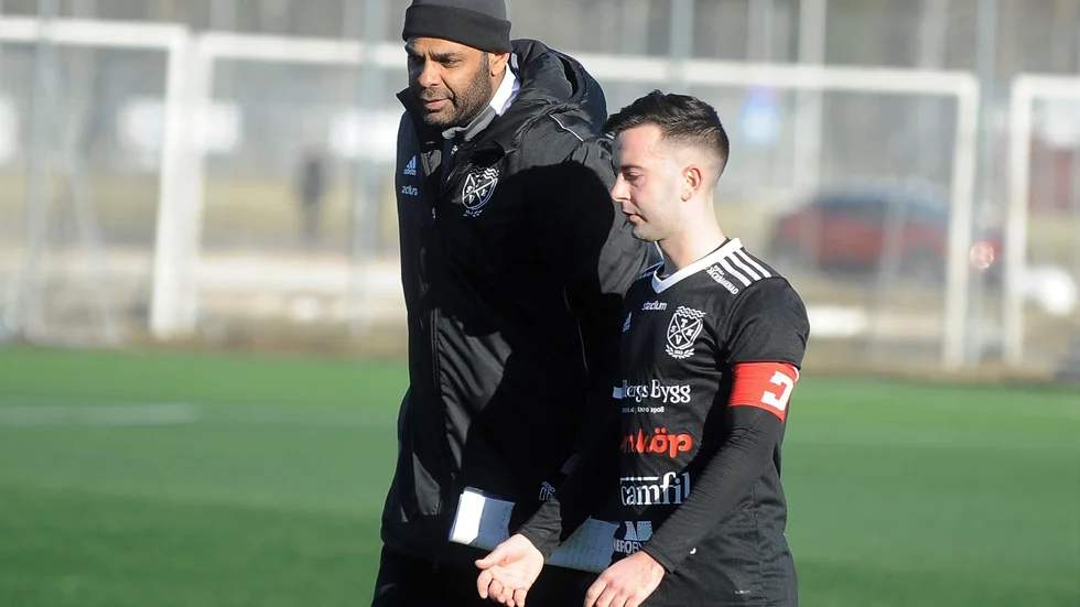 TVSK-tränaren Pascal Simpson, här med lagkapten Joel Scherman, en av spelarna i laget som haft sjukdomsproblem sista tiden.