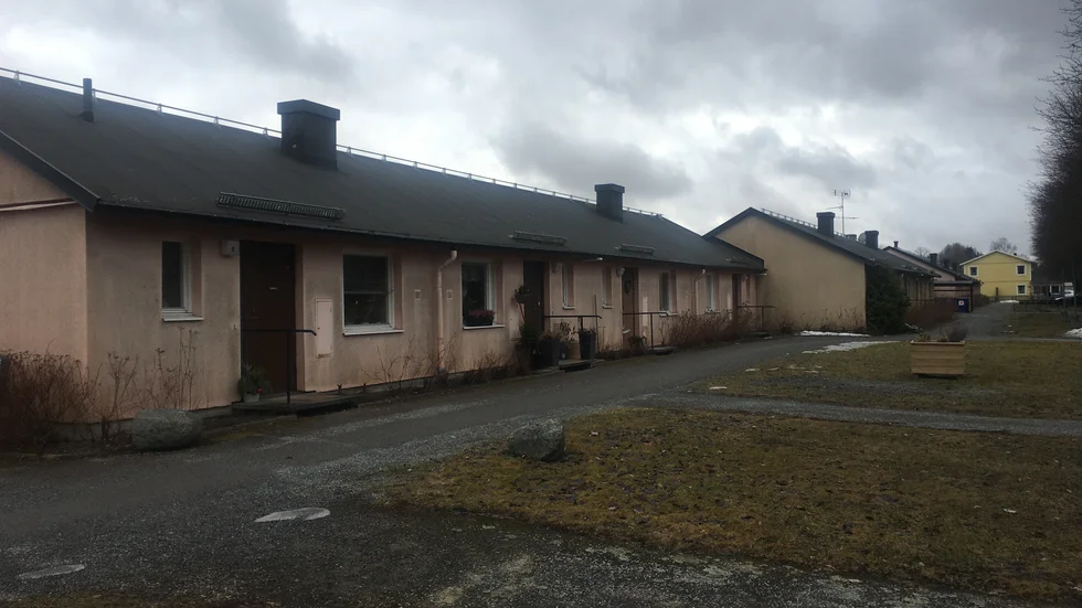 Här, på Skolvägen i Örsundsbro vill EHB riva lägenheterna och bygga nytt. 