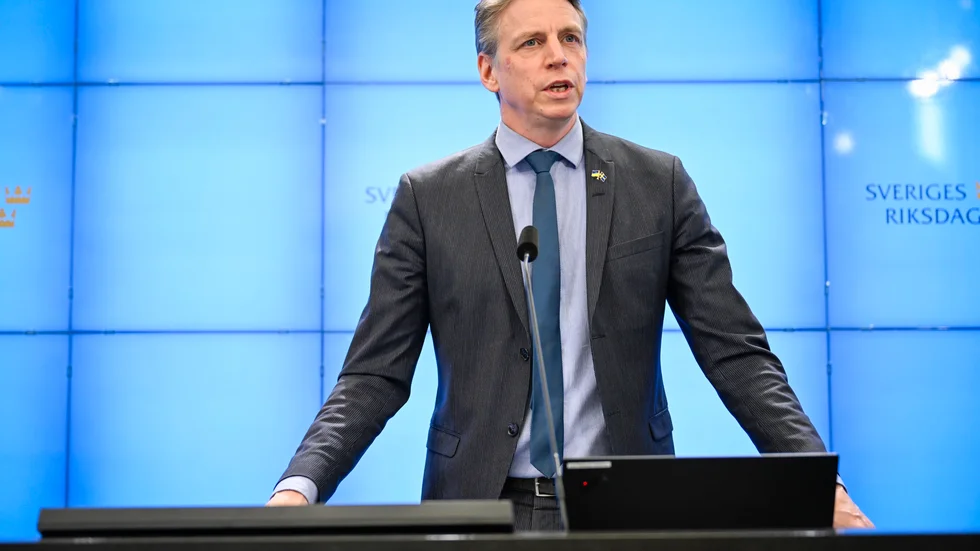 Miljöpartiets språkrör Per Bolund presenterar ekonomiska krisstöd till hushållen vid en pressträff.