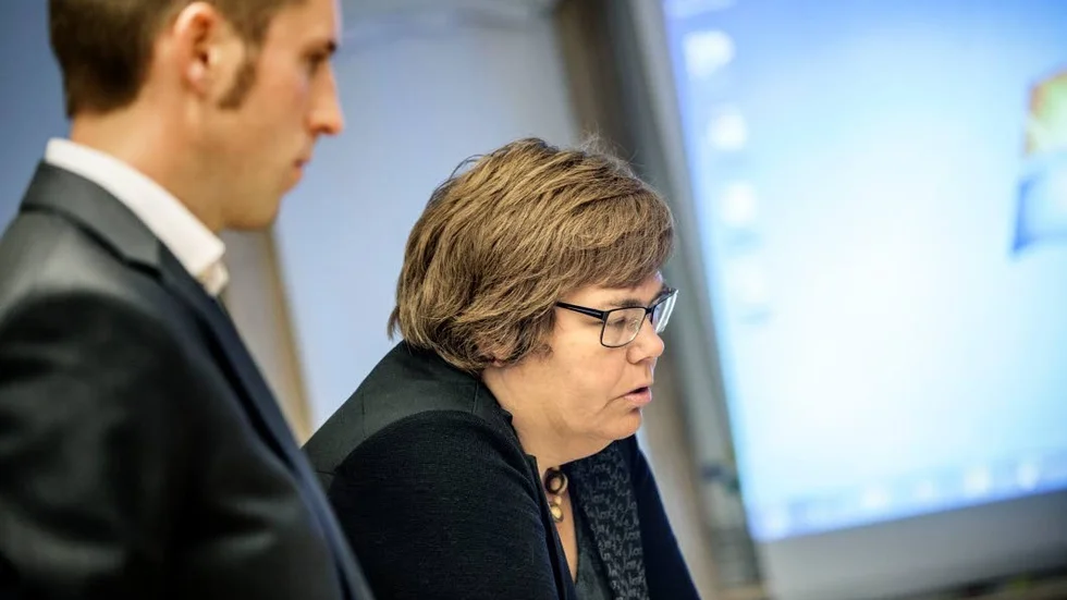Maria Gardfjell (MP). Erik Pelling (S) i förgrunden.