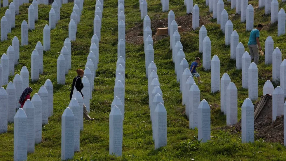 Folkmord. Anhöriga vid minnes- och begravningsplatsen i Potocari utanför Srebrenica.