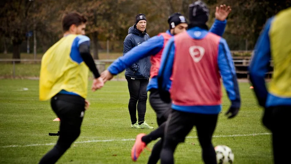 Kim Bergstrand blickar ut över Sirius träning med Kalle Larson för några år sedan. 