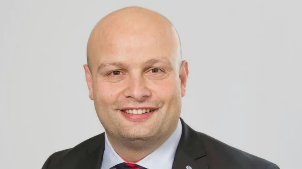 Egen erfarenhet. För mig tog det två år att få besked om att jag skulle få stanna i Sverige, skriver Mohamad Hassan.