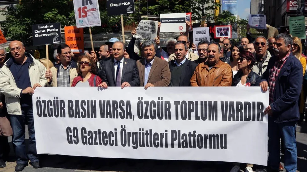 Censur. Protester i Ankara mot den turkiska regeringens ingrepp i pressens frihet.