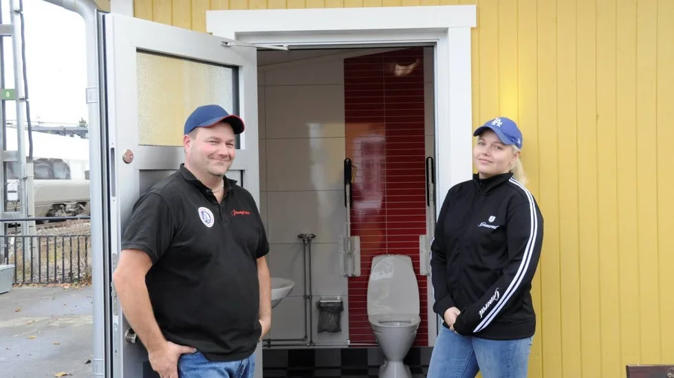 Välkommet. Mikael Haanpää och dottern Helena vid den nya offentliga toaletten i järnvägskiosken i Tierp.