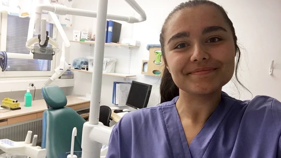 Studenten Sara Azadian provar på tandläkaryrket i sommar. "Det är ett yrke som utvecklas hela tiden, det stannar aldrig av", säger hon.