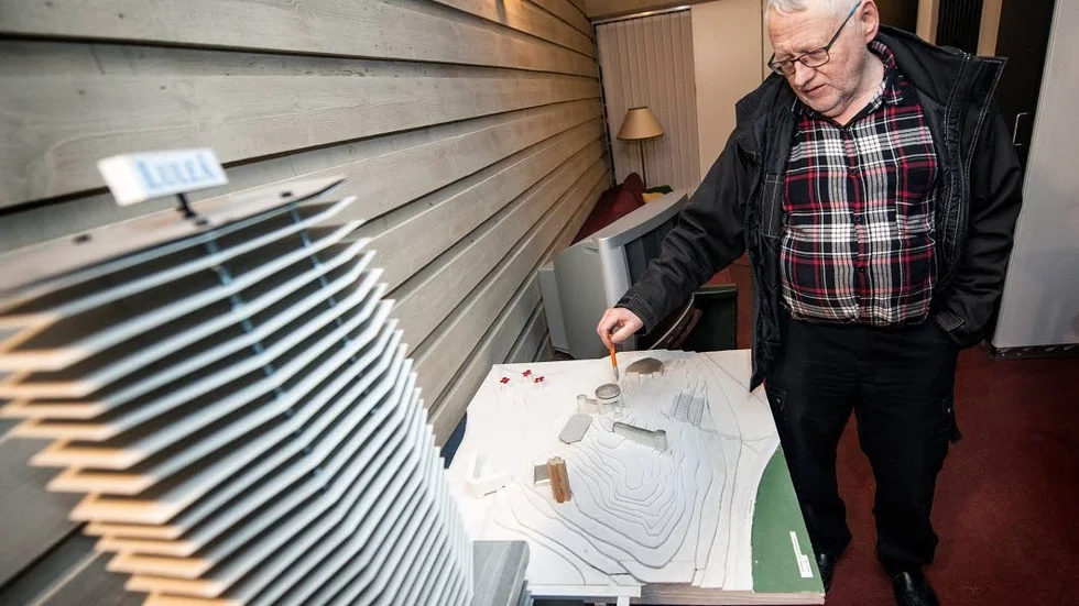 Här är Bengt-Åke Strands vision om ett datacenter byggt på Mjölkuddsberget. Den första etappen är inte lika hög som modellen i förgrunden utan omfattar ett fyra våningar hög datacenter på berget.