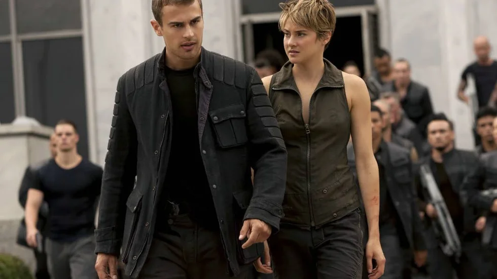 Theo James och Shailene Woodley leder upproret mot diktaturen i "Insurgent".