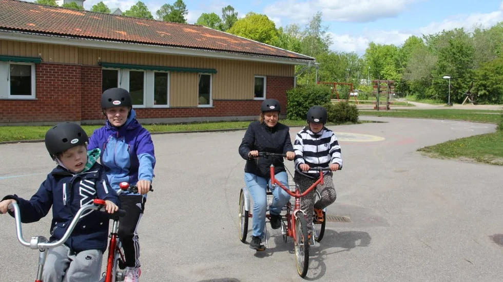 Filp Seth, 13, och Rebecka Edman, 14 tycker det är roligt att cykla. Ännu så länge gör de det i sällskap med elevassistenterna Jonna Jakbäck och Ann Bruhn