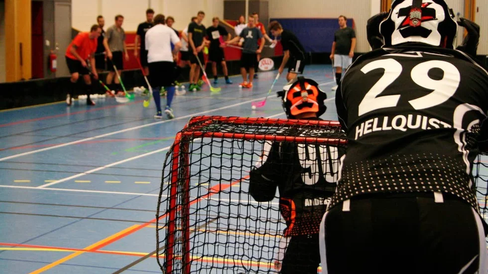 Sebastian Andersson gör sig redo inför ett intensivt träningsmoment denna måndagskväll i Heby sporthall. Målvaktskollegan Jimmy Hellquist ger goda råd.