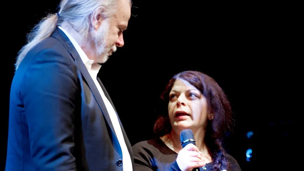 Sörjer. Advokat Leif Ericsson och Songül Sahindal vid en minneshögtid på Uppsala stadsteater 2012.