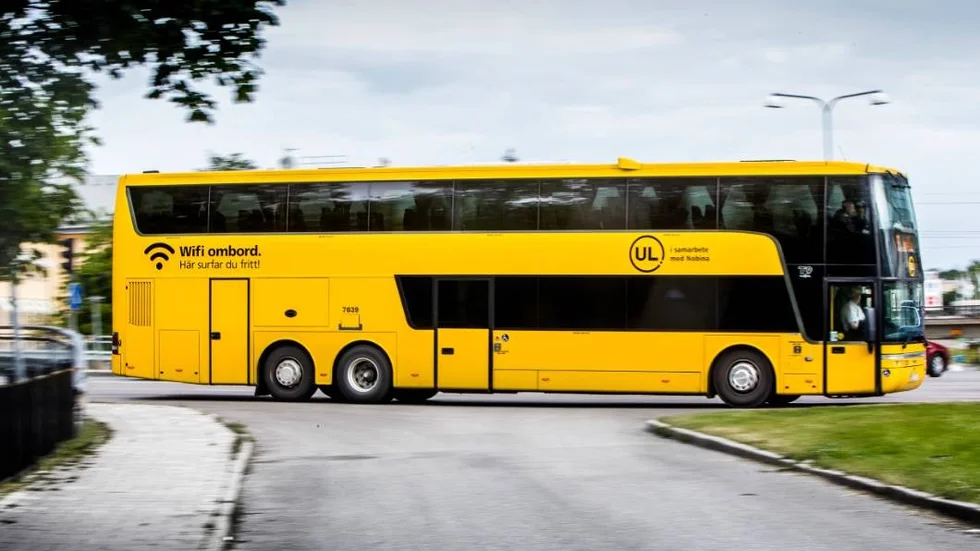 genrebilder:  Upplands Lokaltrafik, UL, gula bussar.