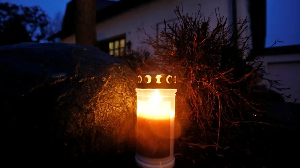 En gåtfull tragedi. Ett ljus har placerats framför Andreas Lubitz bostad i Montabaur i Tyskland.