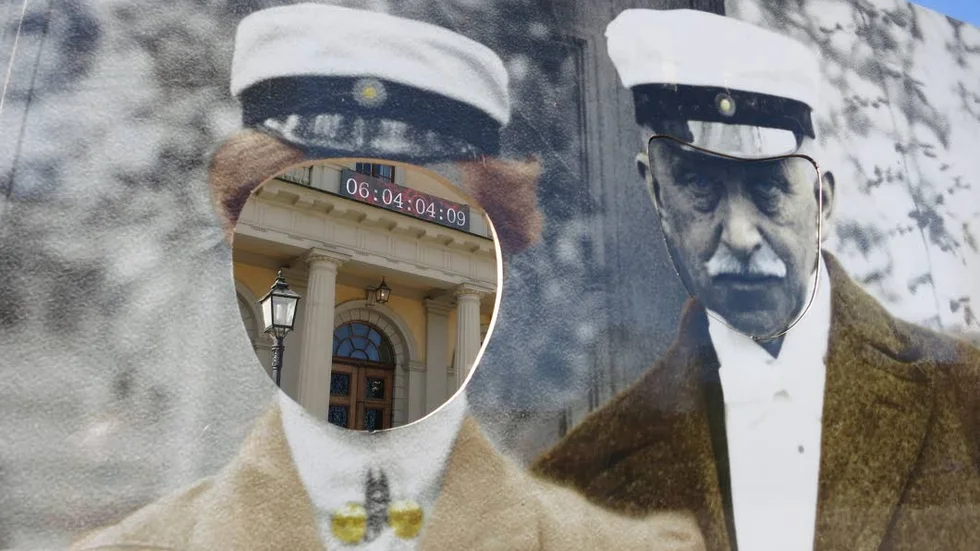 Montage. Utan för Carolina Rediviva syns tidiga valborgstecken. Både klockan som räknar ner dagarna och gamla uppsalastudenter i det uppsatta fotomontaget.