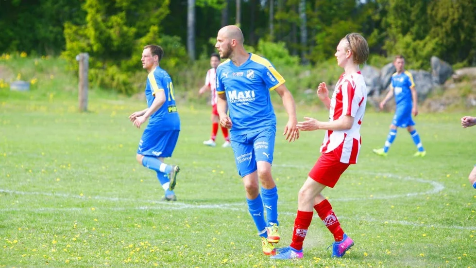 Tvåmålsskytt. Mikael Hansson gjorde Elvans båda mål mot Danmark.