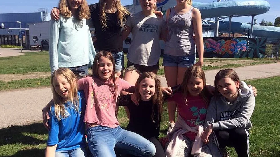 Bålstasimmare: Övre raden: Emily, Alma, Alicia och Sofia I. Nedre raden: Ebba, Eline, Sofia S, Molly och Olivia.