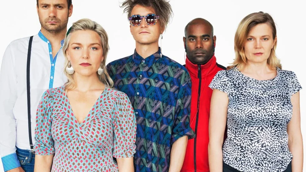 Egensinniga. New Tide Orchestra bjöd på en fantastisk konsert på Köttinspektionen. Josef Kallerdahl, Livet Nord, Per Störby, Thomas Gustavsson och Johanna Dahl är veteraner nu för tiden.