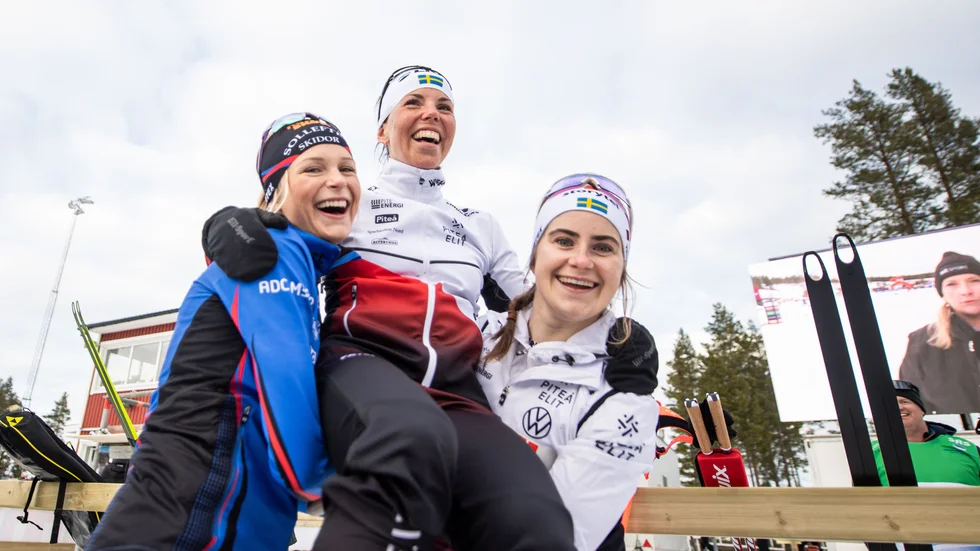 Charlotte Kalla vann 15 km masstarten efter dramatisk spurtstrid.