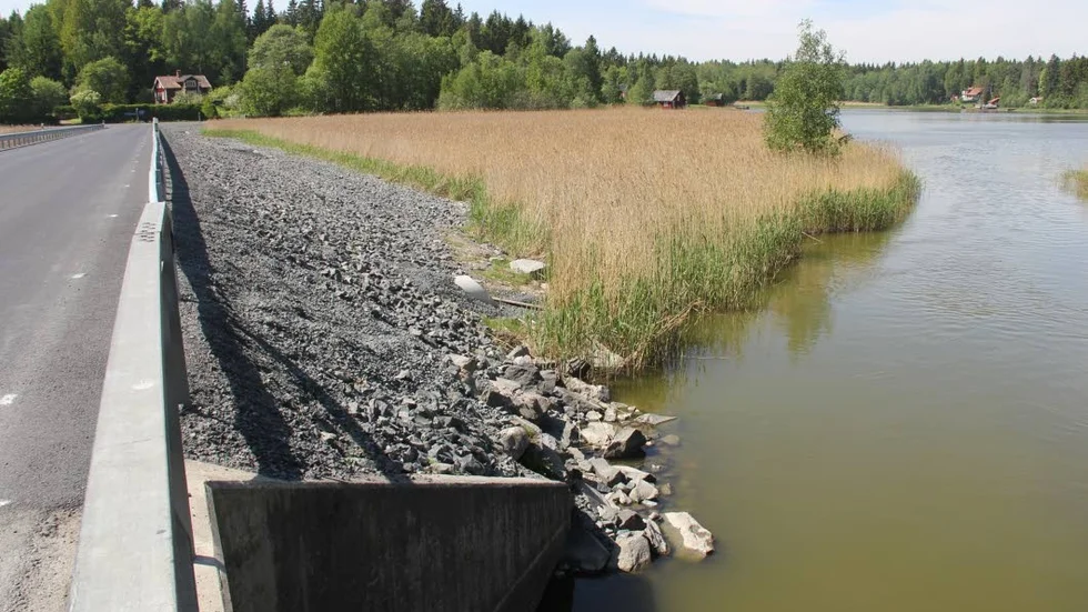 Beslut överklagat. Karöbron vid Husbackasundet , mellan Granfjärden och Östhammarsfjärden.