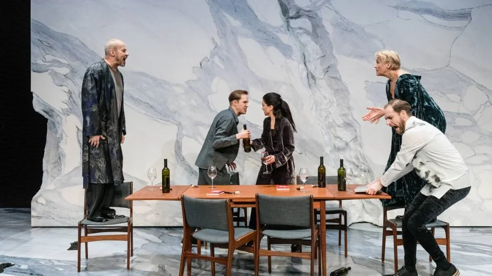 Århundradets kärlekskrig av Ebba Witt-Brattström i dramatisering av Nora Nilsson
Kulturhuset Stadsteatern 2017
Regi: Nora Nilsson
Scenografi: Julia Przedmojska