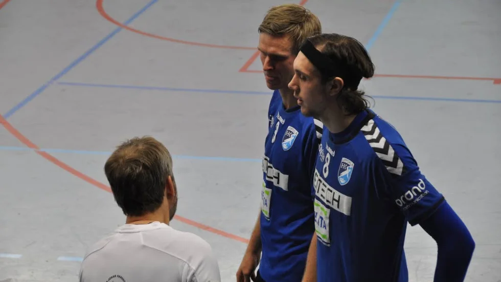 Uppsalatränaren Dagge Lundin (tv) instruerar Jesper Fernis (mitten) och matchens gigant Anton Nilsson (th).