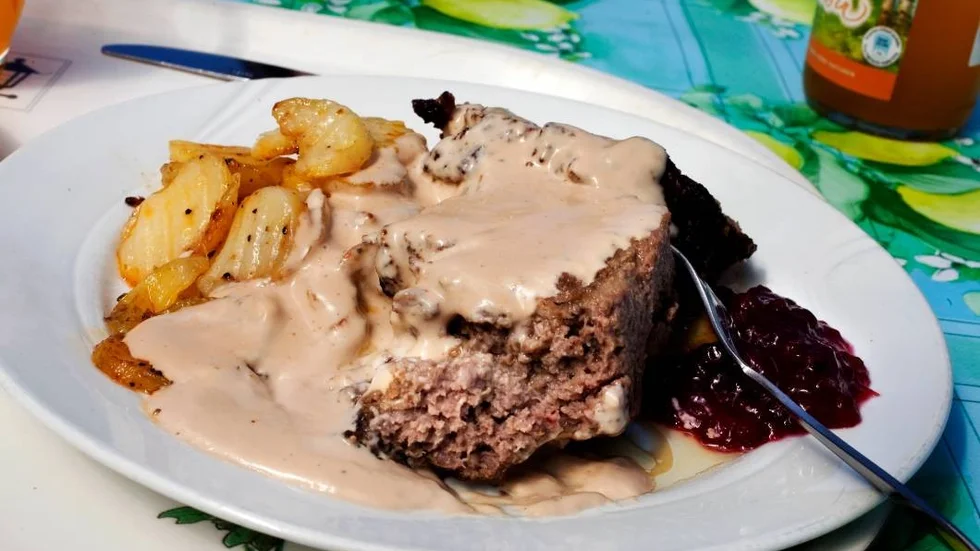 Restaurang Lyktan. Dagens lunch köttfärslimpa med stekt potatis och gräddsås