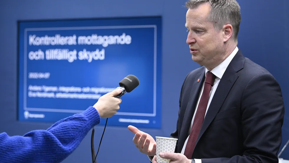 Anders Ygeman får hård kritik av debattörerna. Kritiken handalr om bemötandt av de ukrainska krigsflyktingarna i Sverige. 