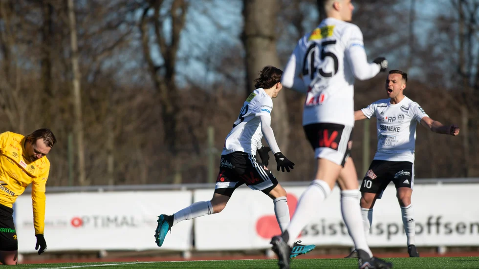 Valon Silka skriker ut sin glädje efter att Adam Bark satt dit 3-0 för Motala AIF i seriepremiären mot BK Forward. 