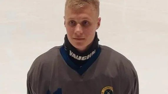 Rasmus Karlsson i landslagsdressen. I hallen i Katrineholm i helgen blev en dröm verklighet. Nu är Motalalakillen laddad att satsa vidare på bandyn, i både IFK Motala och Katrineholm.