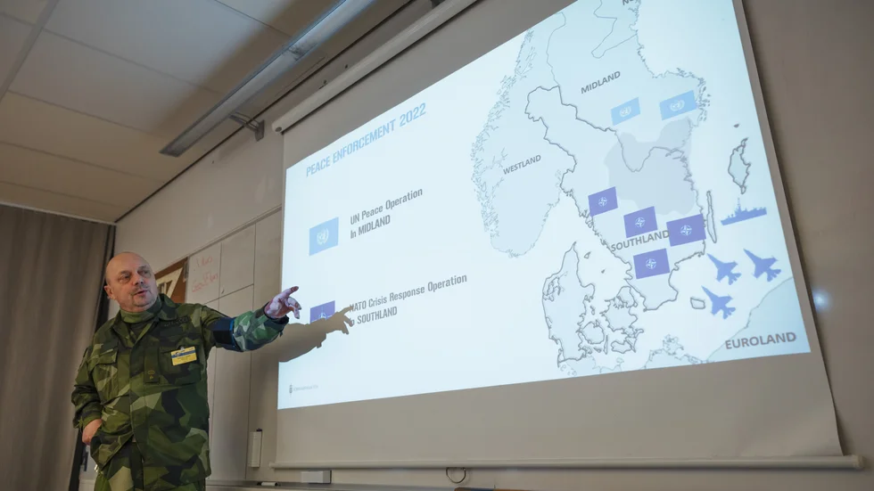 Den påhittade konflikten utspelar sig geografiskt i det område vi känner som Skandinavien. "Syftet med övningen är att militär och civil personal från olika länder ska få träning i att leda och samarbeta i en multinationell insats", säger informationschef Mats Gyllander.