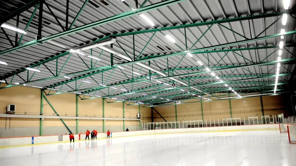 Scaniahallen (C-hallen) är tillsvidare stängd med fatisghetschefen Henrik Rosendahl hoppas det inte ska ta alltför många dagar för att göra isen duglig för träning igen.