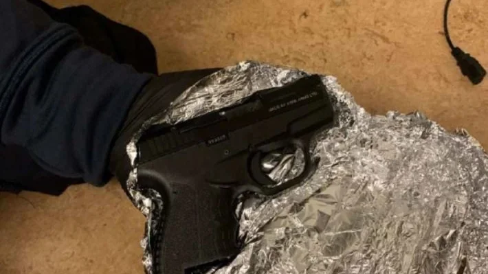 Polisen hittade en pistol i en garderob. Nu har en 29-årig man dömts för grovt vapenbrott. (Bilden är hämtad ur förundersökningen.) 
