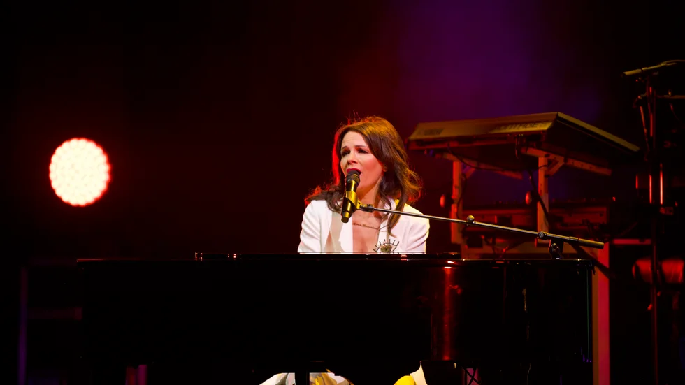 Lena Philipsson var som bäst när hon satt ensam vid pianot tycker recensenten efter konserten i Luleå.