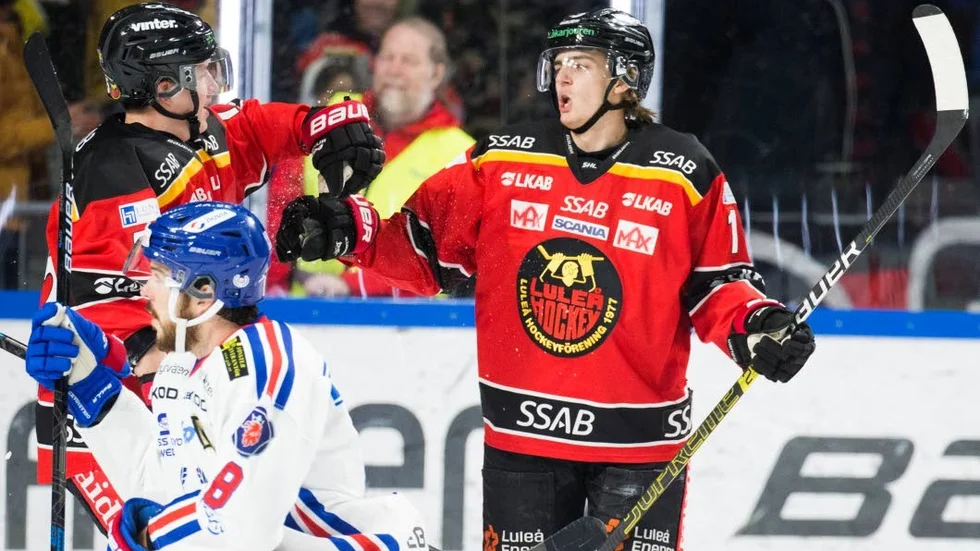 Isac Brännström klappas om efter 2-0 målet.