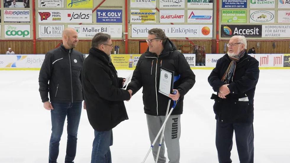 Stipendiat. Håkan Hagman tog emot Club 100:s stipendium av Fredrik Laurin, Rune Wallén och Erik Löfgren.