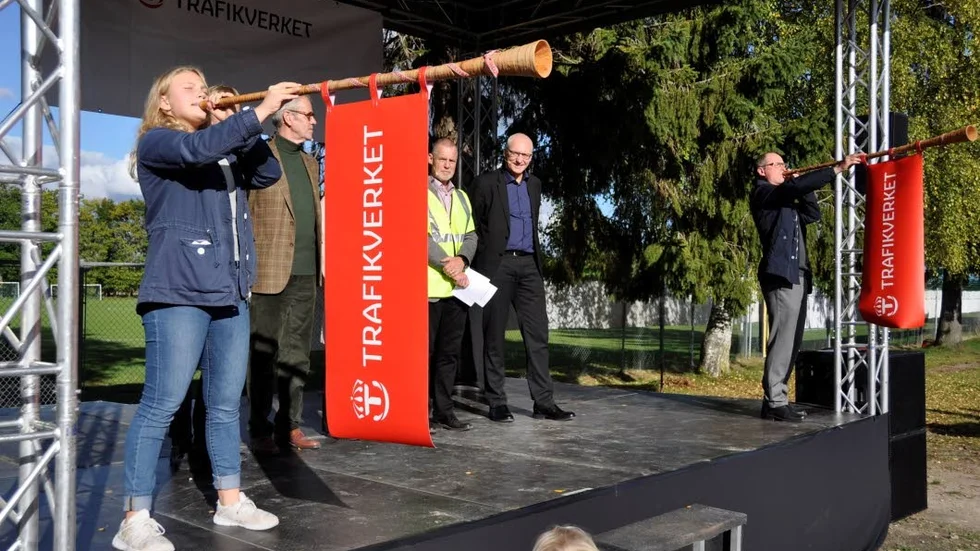 Karin Åkerdahl och Tryggve Palmquist från Österledskyrkans musikskola spelar en specialskriven fanfar vid invigningen av dubbelspåret.