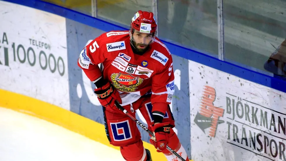 Lagkaprtenen. Per Svensson, här från en matchi fjol, spelar i par med Erik Flood i tredjefemman. Två spelare saknas: William Quist och Gustav Lindström.
