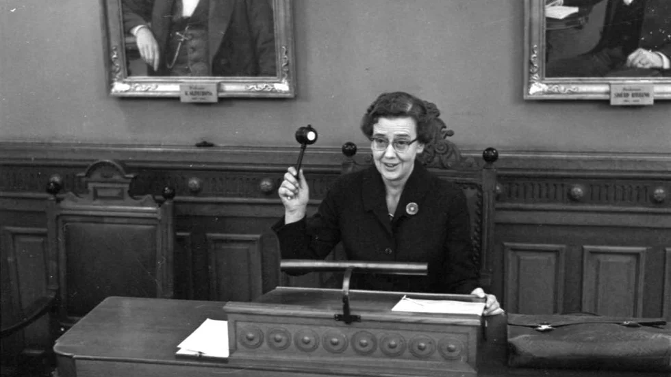 Första kvinnan. Blenda Ljungberg, Sveriges första kvinnliga stadsfullmäktigeordförande, med ordförandeklubban i högsta hugg i januari 1959.