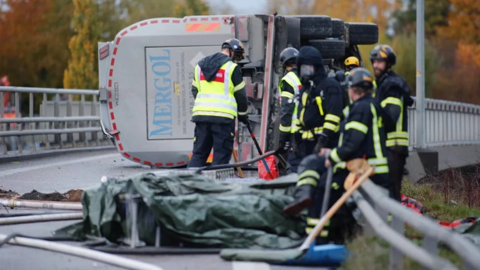 Lastbilen läckte ut diesel efter olyckan.